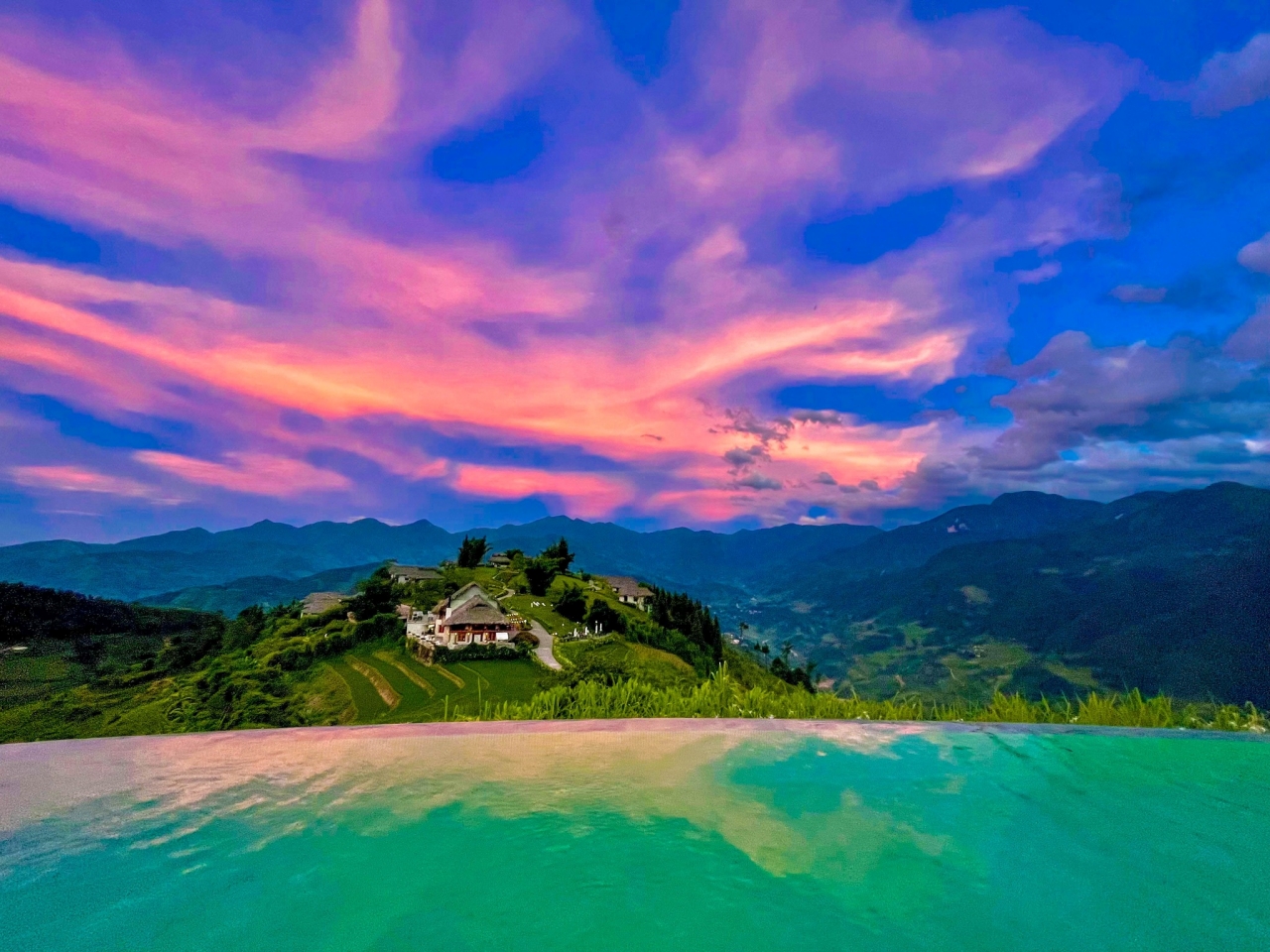 bể bơi vô cực tại Topas Ecolodge homestay sapa